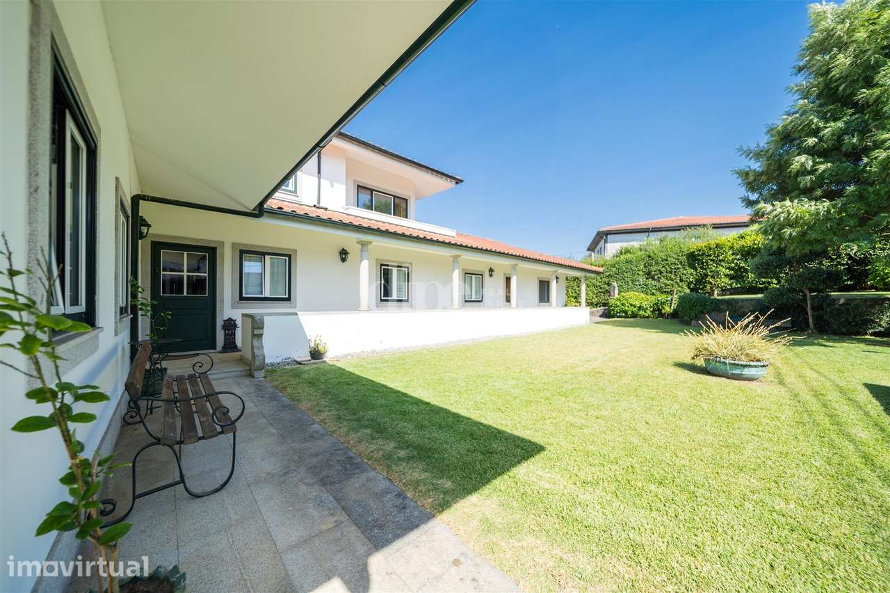 Moradia T4 com fabuloso jardim e vistas desafogadas - Grande imagem: 2/31