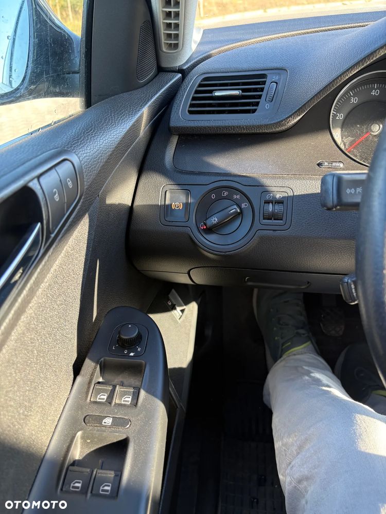 Volkswagen Passat 1.6 - 4