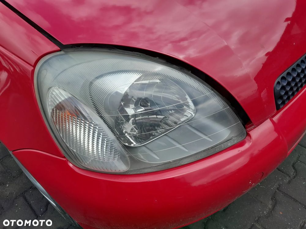 Lampa przednia prawa TOYOTA Yaris I 99-03r. - 2