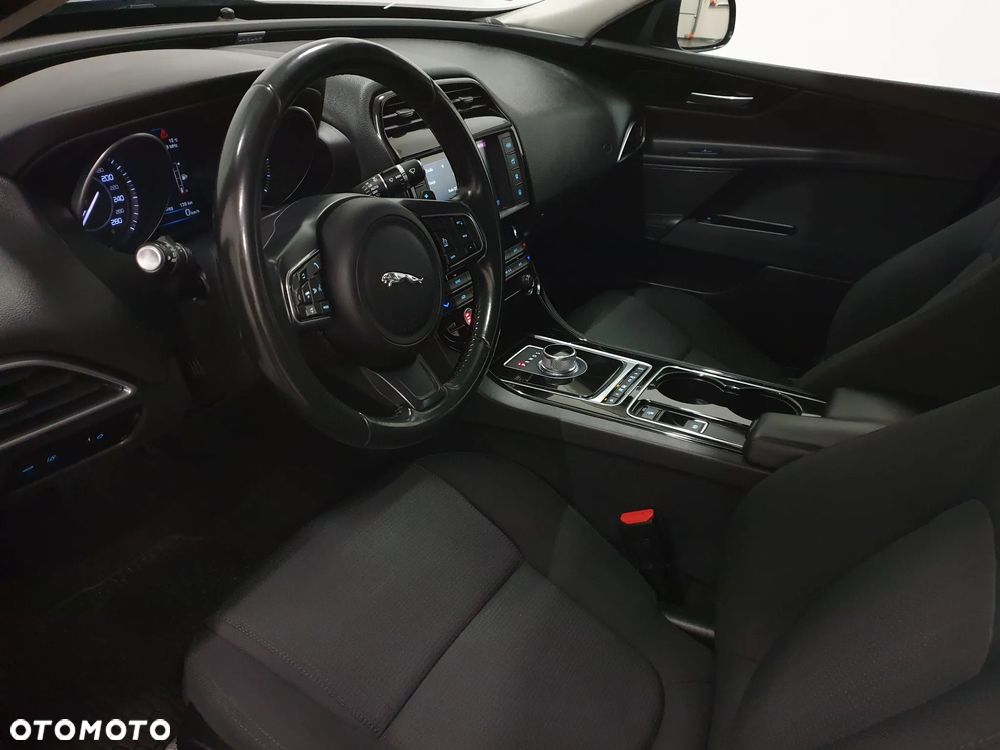 Jaguar XE 2.0 D Prestige - 37