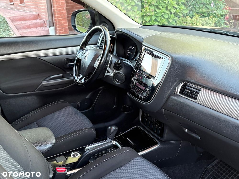 Mitsubishi Outlander 2.0 Instyle + 4WD CVT - 17