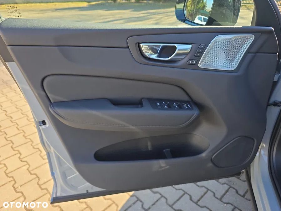 Volvo XC 60 T6 Plug-In Hybrid AWD Ultra Dark - 12