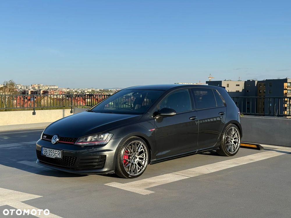 Volkswagen Golf - 1