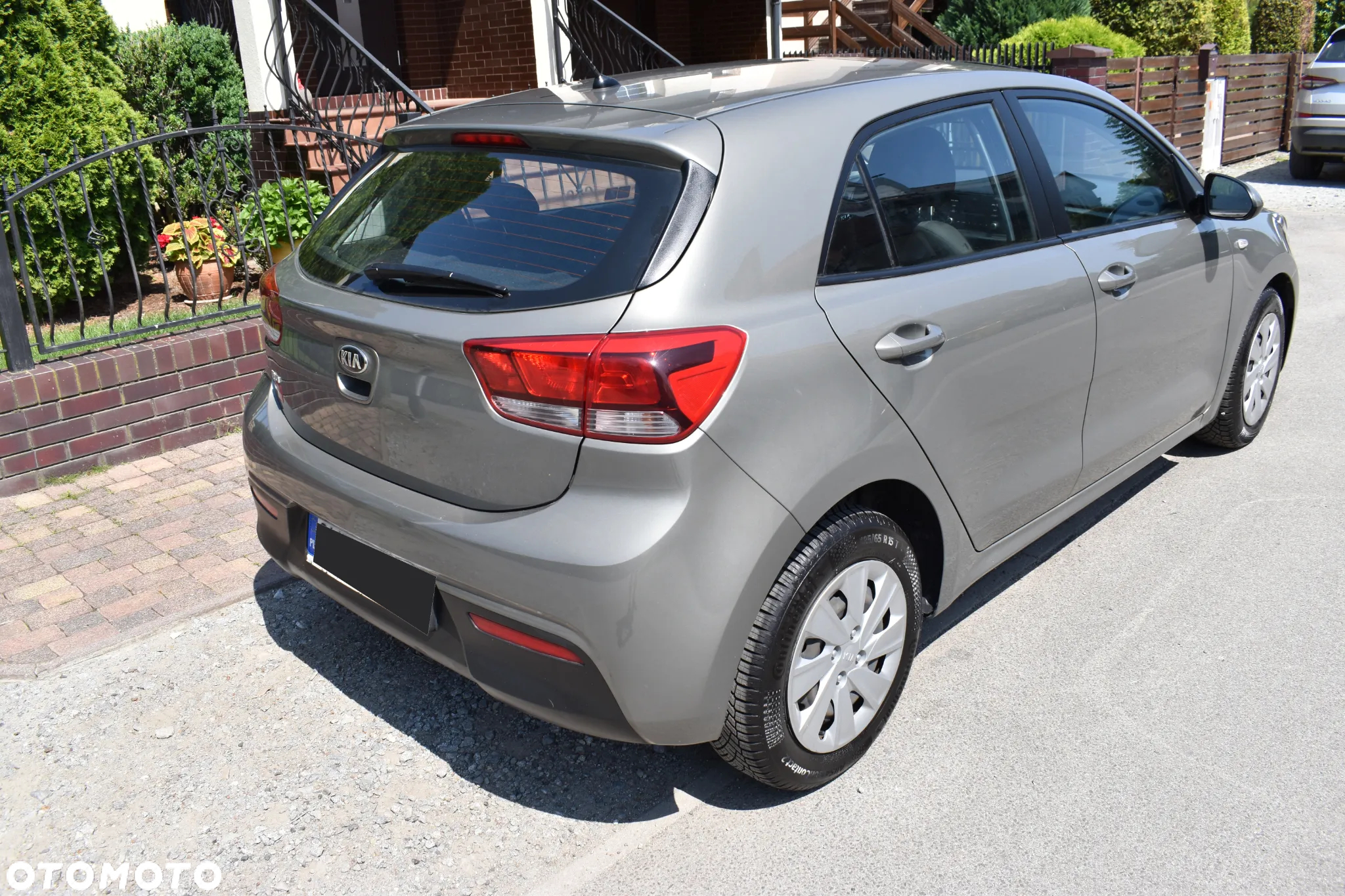 Kia Rio 1.2 L - 6