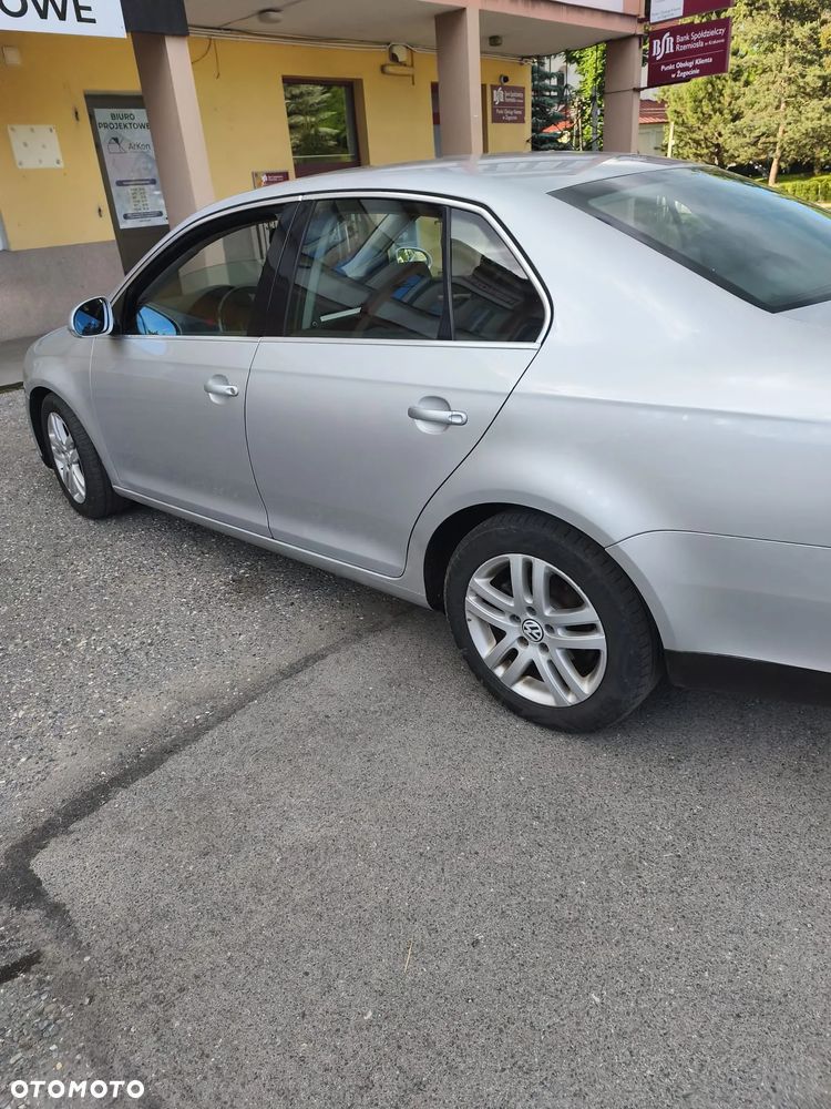 Volkswagen Jetta 2.0 TDI Sportline - 4
