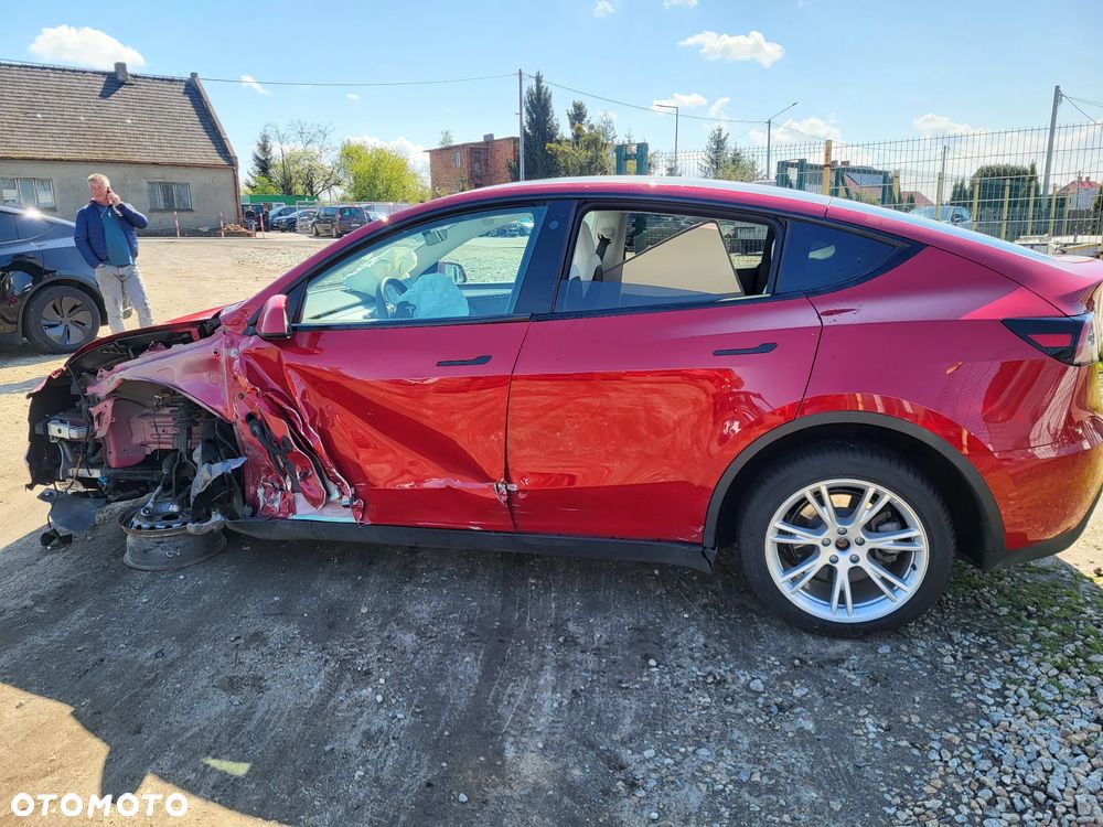 Tesla Model Y - 13