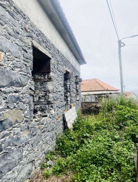 Casa de pedra e palheiro para reconstruir-Porto Moniz - Grande imagem: 2/4