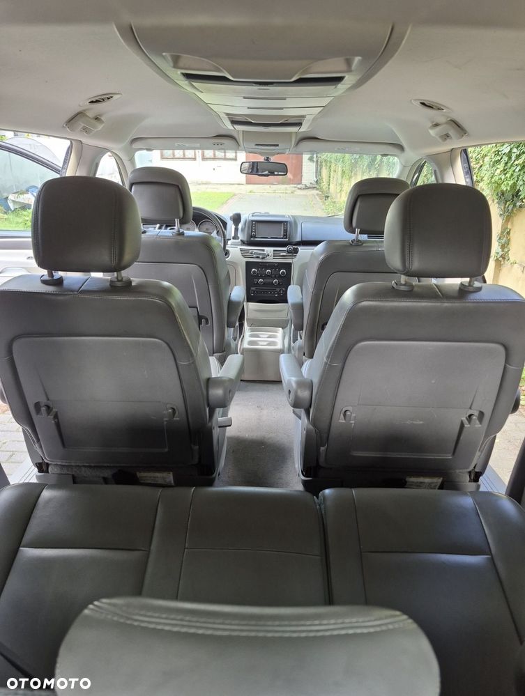 Volkswagen Routan - 4