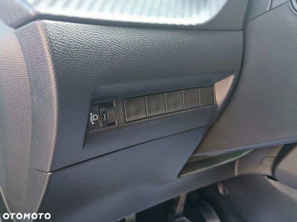 Peugeot 208 - 19