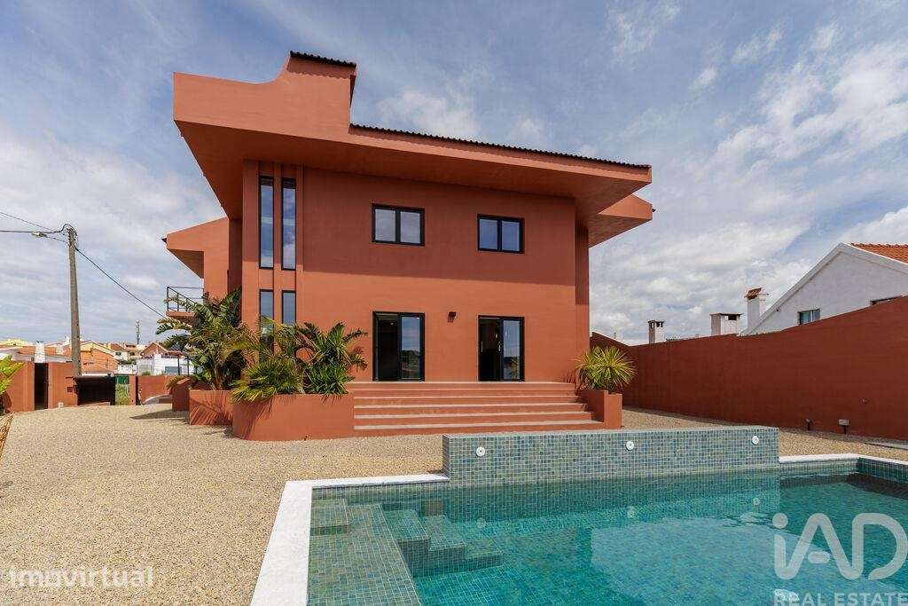Casa / Villa T5 em Charneca de Caparica e Sobreda de 275 m2