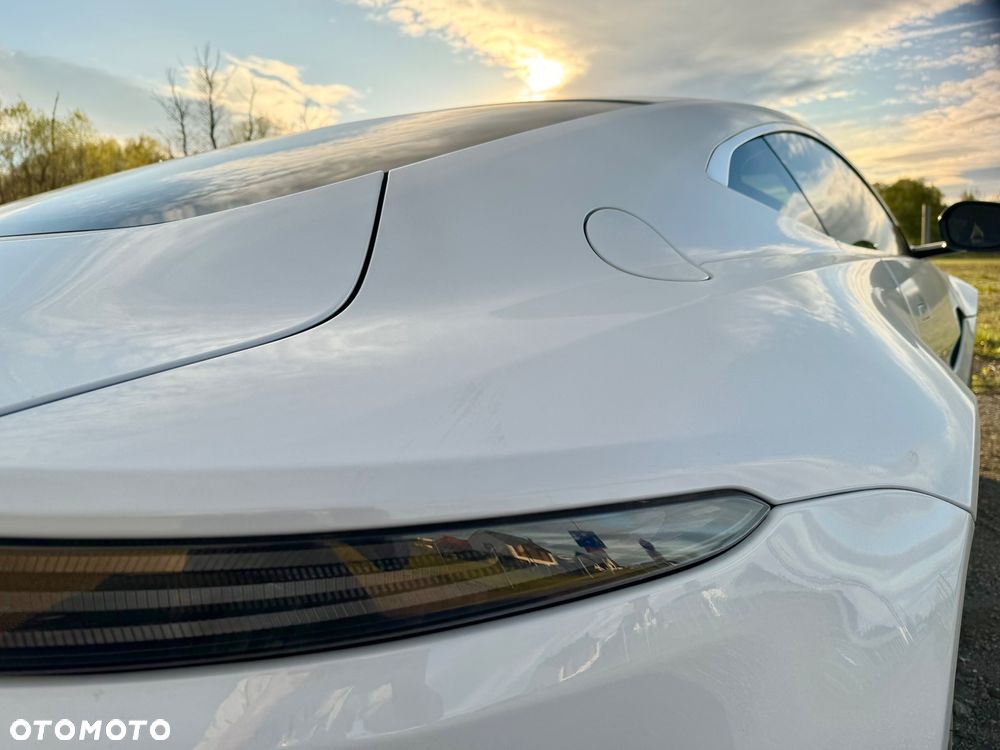 Aston Martin Vantage - 25