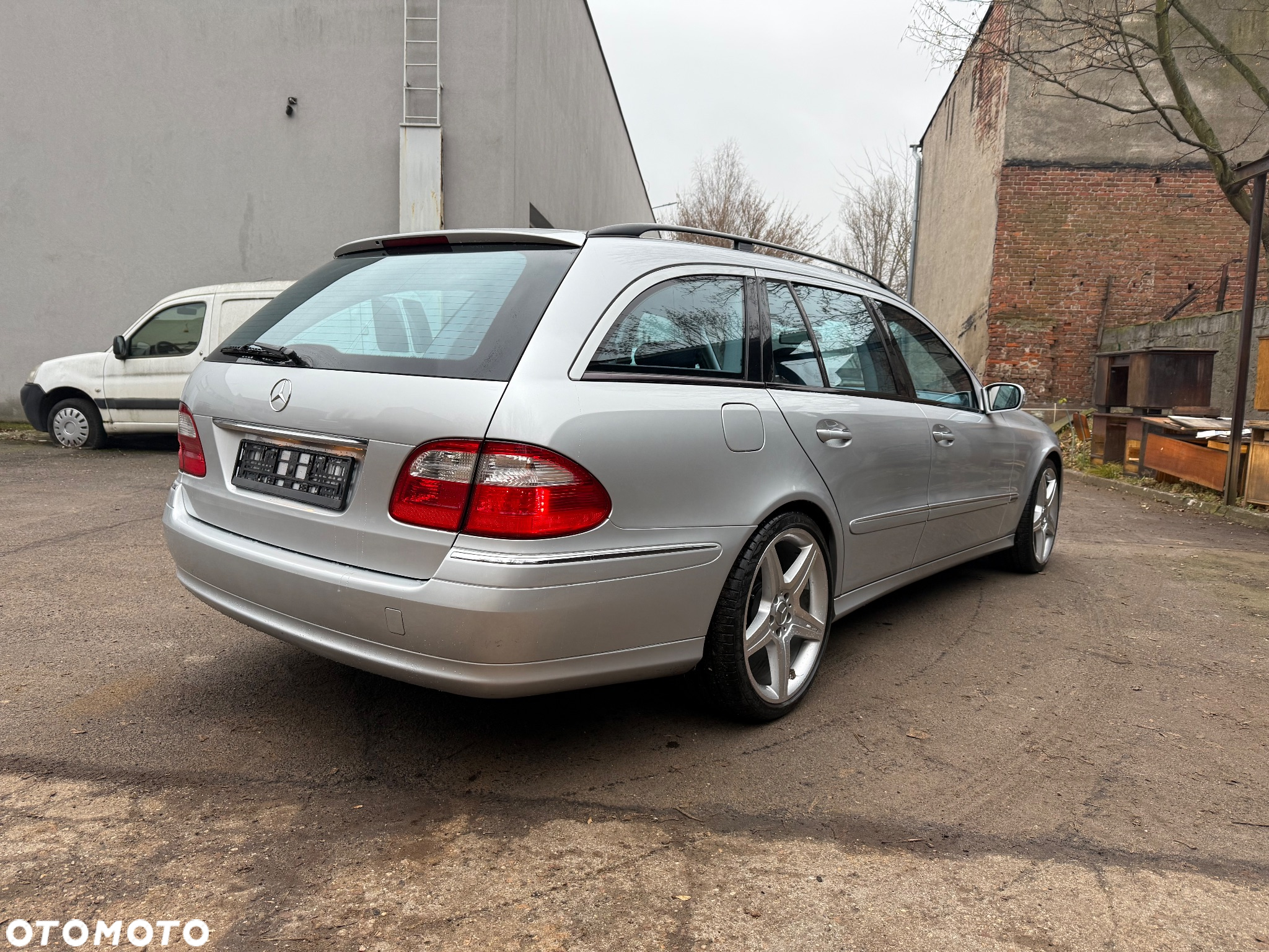 Mercedes-Benz Klasa E 320 T CDI Avantgarde DPF Sport Edition - 6