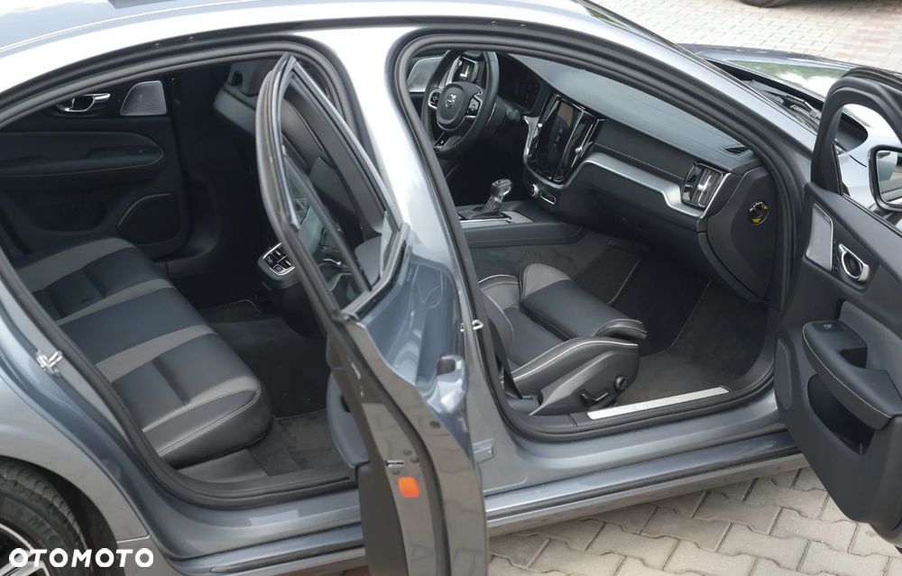 Volvo S60 T5 R-Design - 16