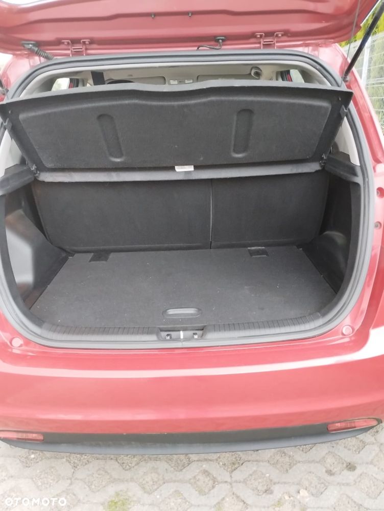 Kia Venga 1.4 CVVT UEFA EURO 2016 - 9