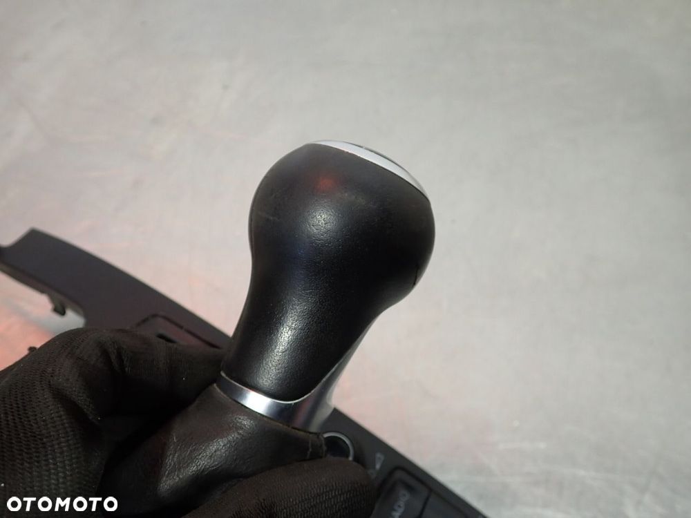 RAMKA WYBIERAKA BIEGÓW PANEL STEROWANIA RADIA AUDI A4 B8 - 11