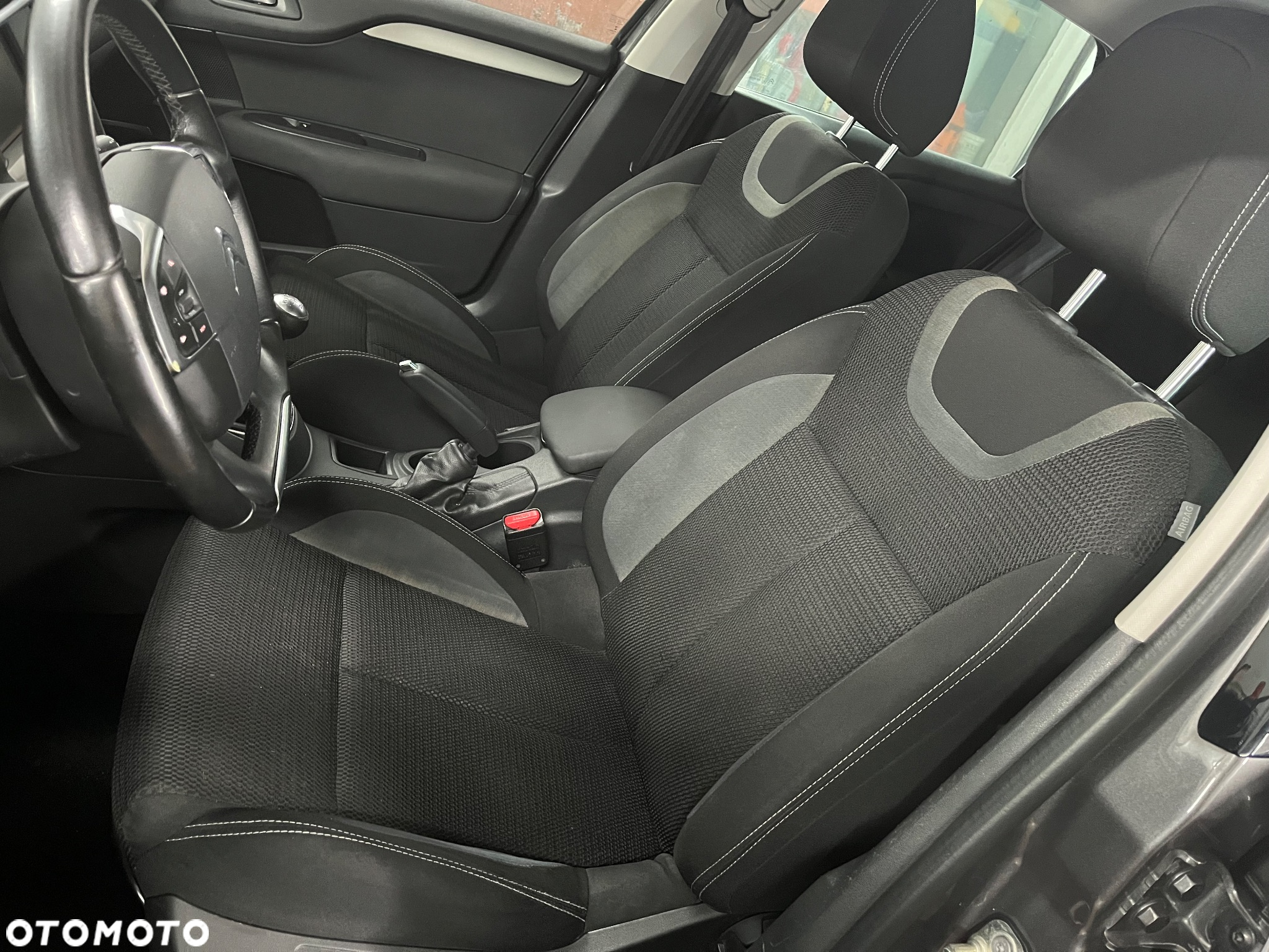 Citroën C4 e-HDi 115 Selection - 16