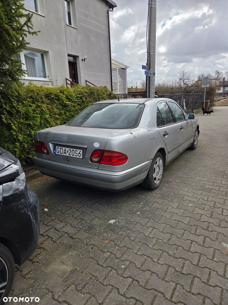 Mercedes-Benz Klasa E 220 T CDI Classic - 3