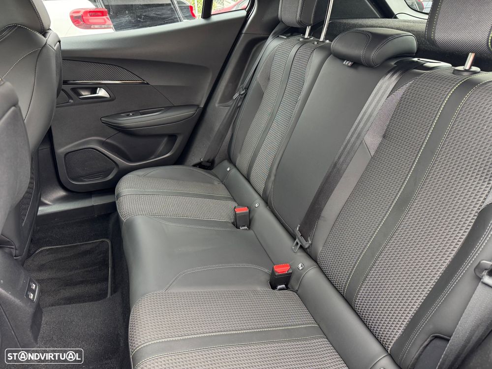 Peugeot 2008 PureTech 130 GT — fotografia 16