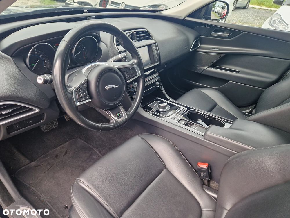 Jaguar XE - 12