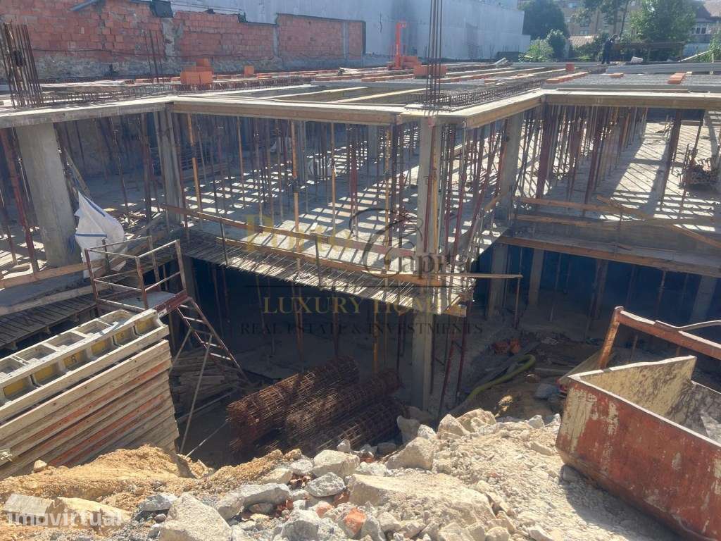 LOJA COM 600 M² + 10 LUGARES DE GARAGEM | SANTO OVÍDIO | 1.500.000 € - Grande imagem: 4/20