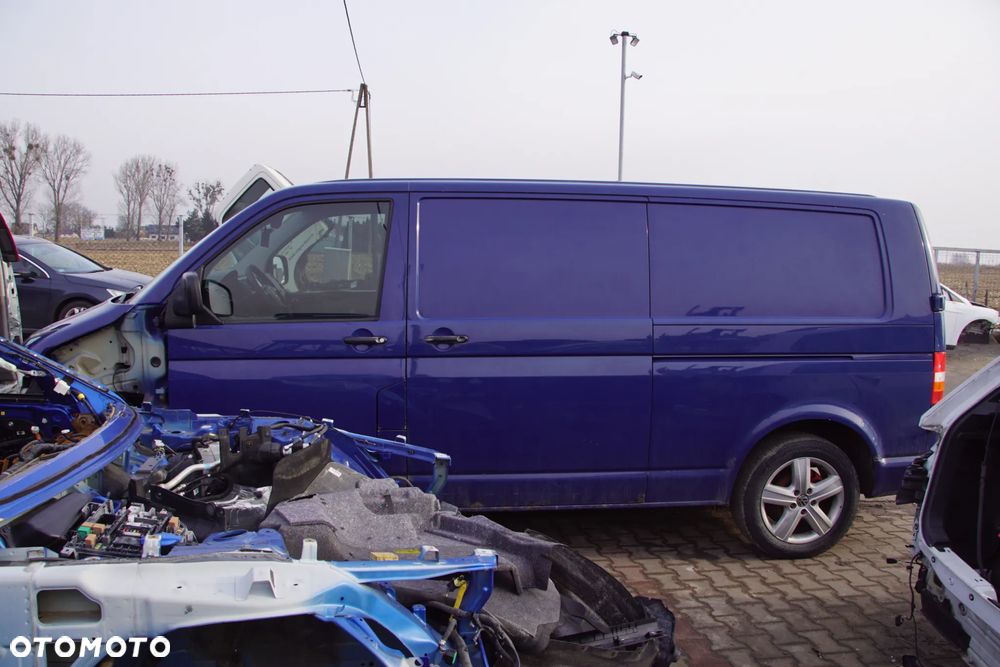 Auto na części - Volkswagen Transporter T5 2.5 TDI 130 KM BNZ KPE LL5M 2008R Silnik Skrzynia Drzwi Maska Klapa Błotnik Zderzak Lampa Szyba Klamka Lusterko Deska Kokpit Sterownik Moduł Czujnik Licznik Wyświetlacz Panel Kierownica - 7