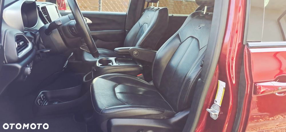 Chrysler Pacifica - 36