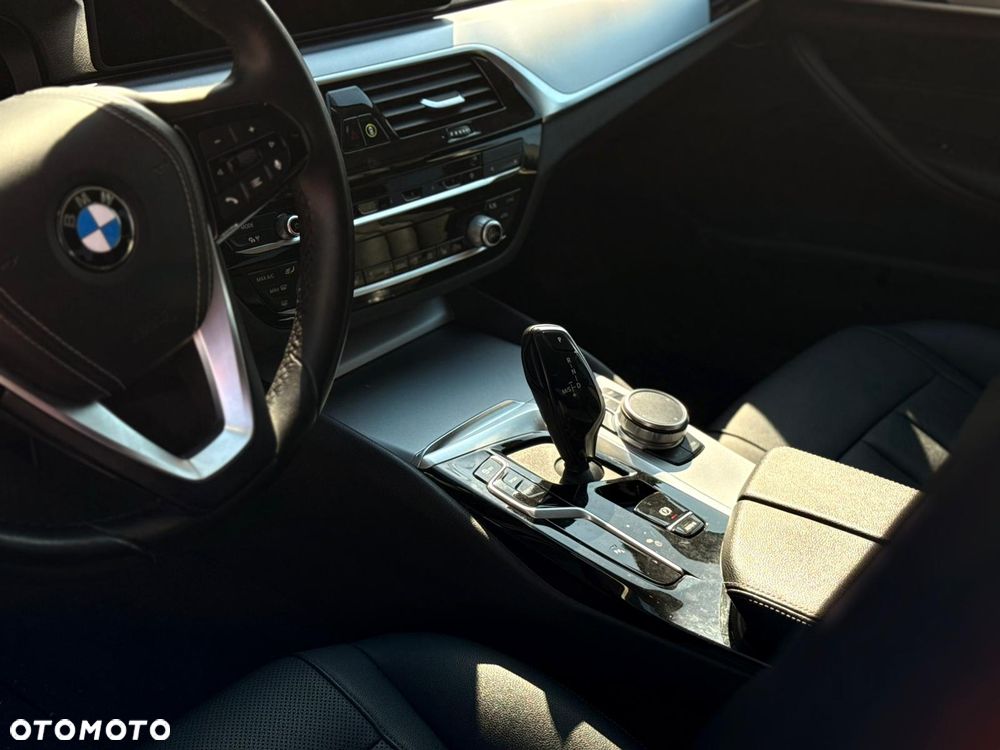 BMW Seria 5 518d - 13