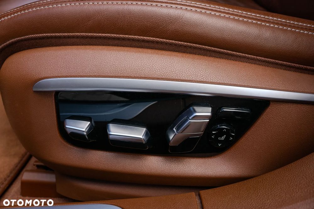 BMW Seria 7 750i xDrive - 15