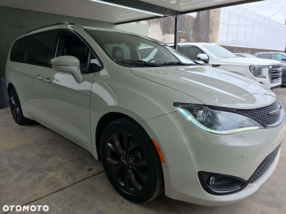 Chrysler Pacifica - 2