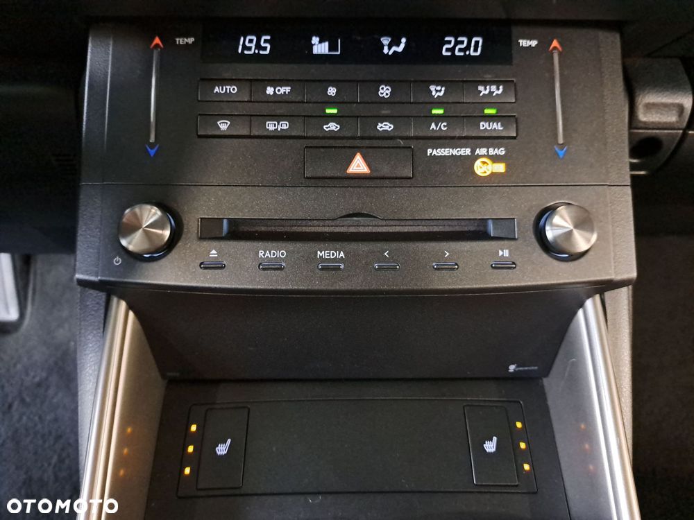 Lexus IS 200t Elite - 25