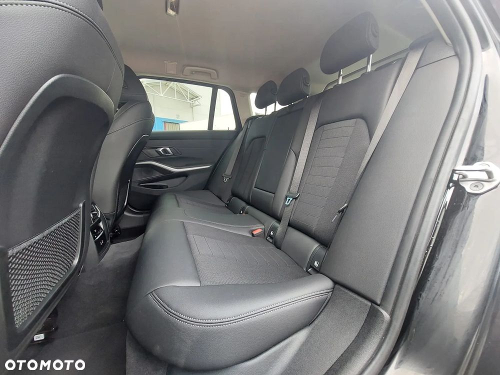 BMW Seria 3 318d Touring Sport Line - 22