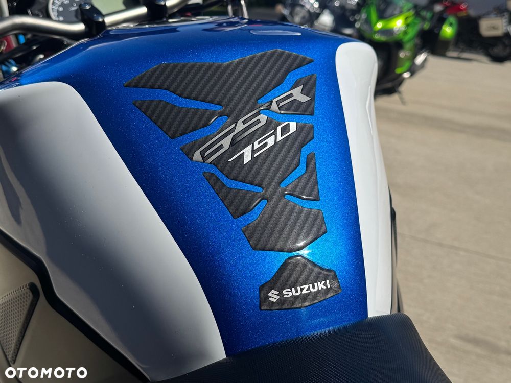 Suzuki GSR - 23