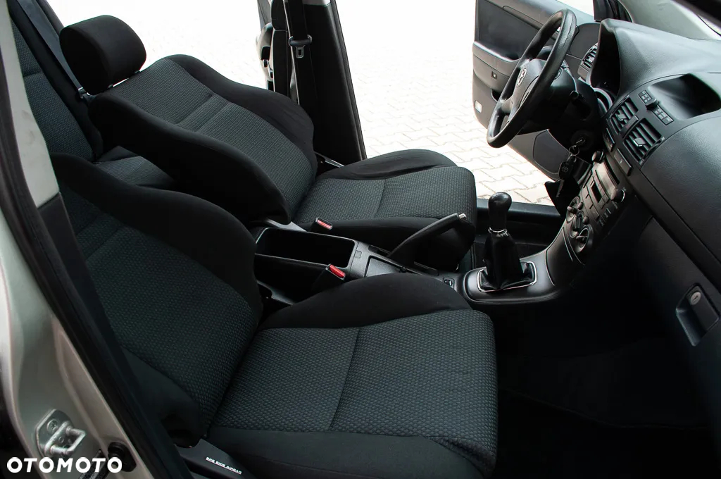 Toyota Avensis 1.8 VVT-i Combi Team - 26