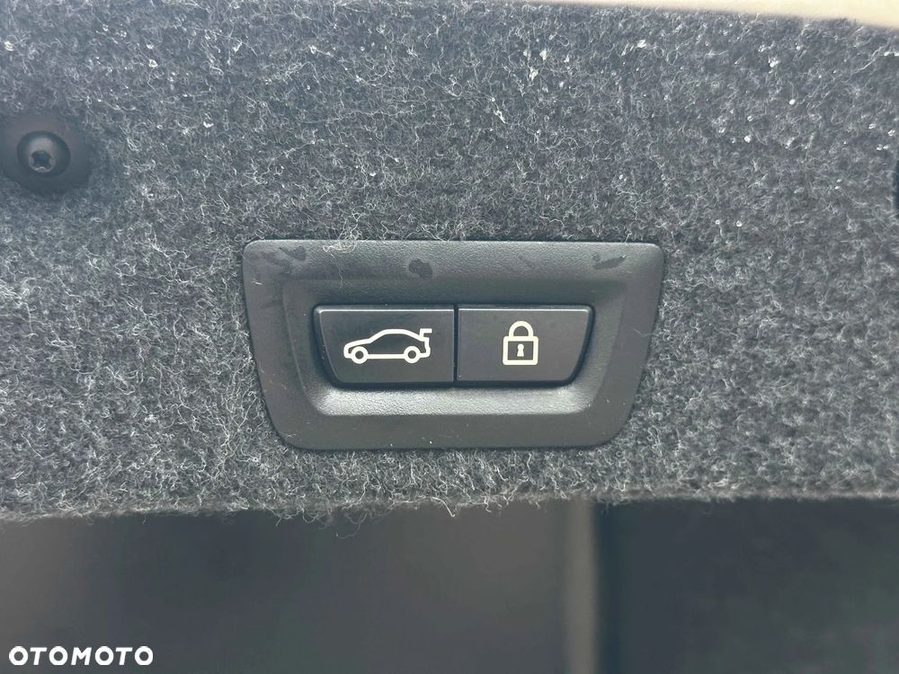 BMW Seria 5 520i - 32