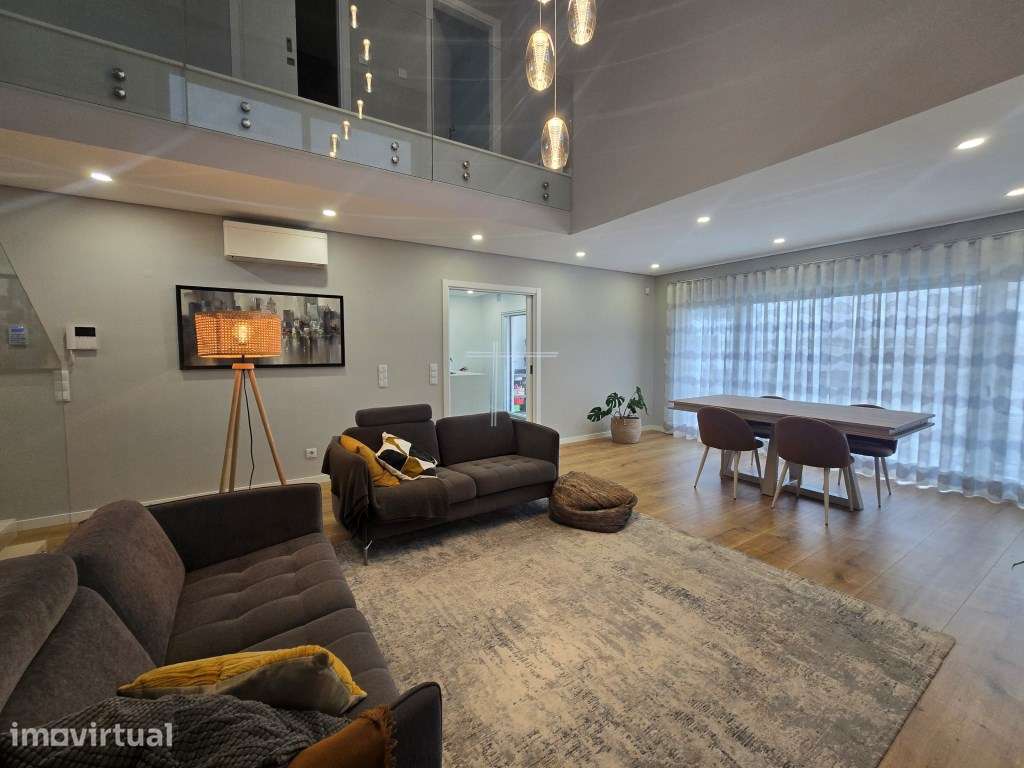 Moradia geminada T4+4, arquitetura contemporânea com garagem - Palhais - Grande imagem: 5/35