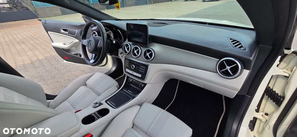 Mercedes-Benz CLA 200 7G-DCT Urban - 11