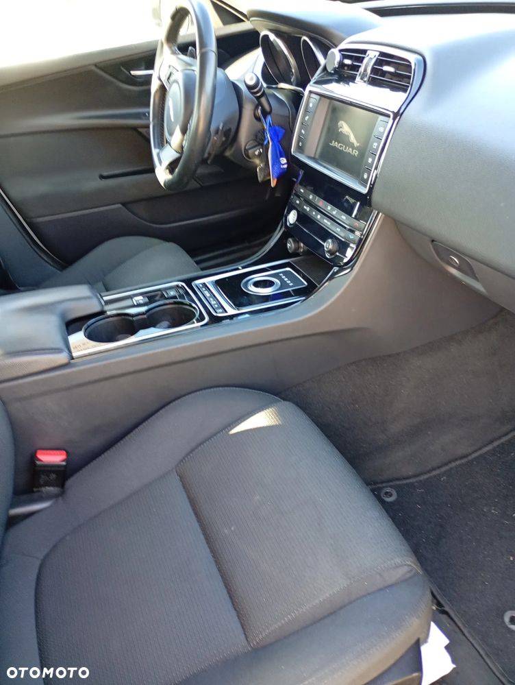 Jaguar XE - 8
