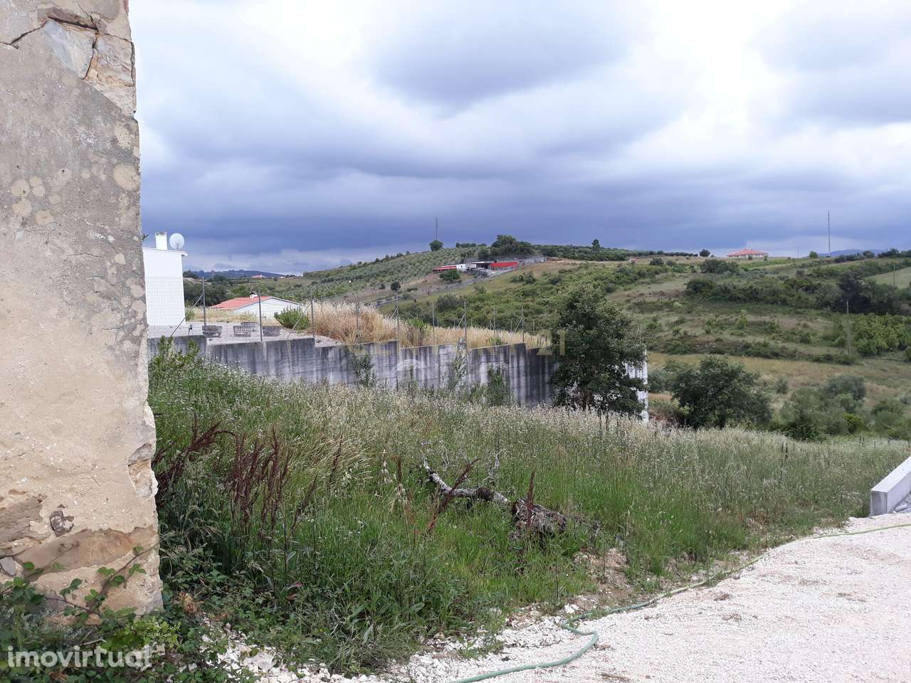 Oportunidade, moradia para restaurar - Grande imagem: 2/8