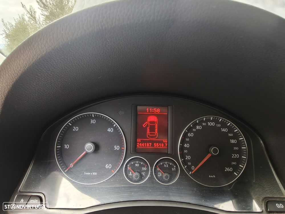 VW Jetta 1.9 TDi Confortline - 24