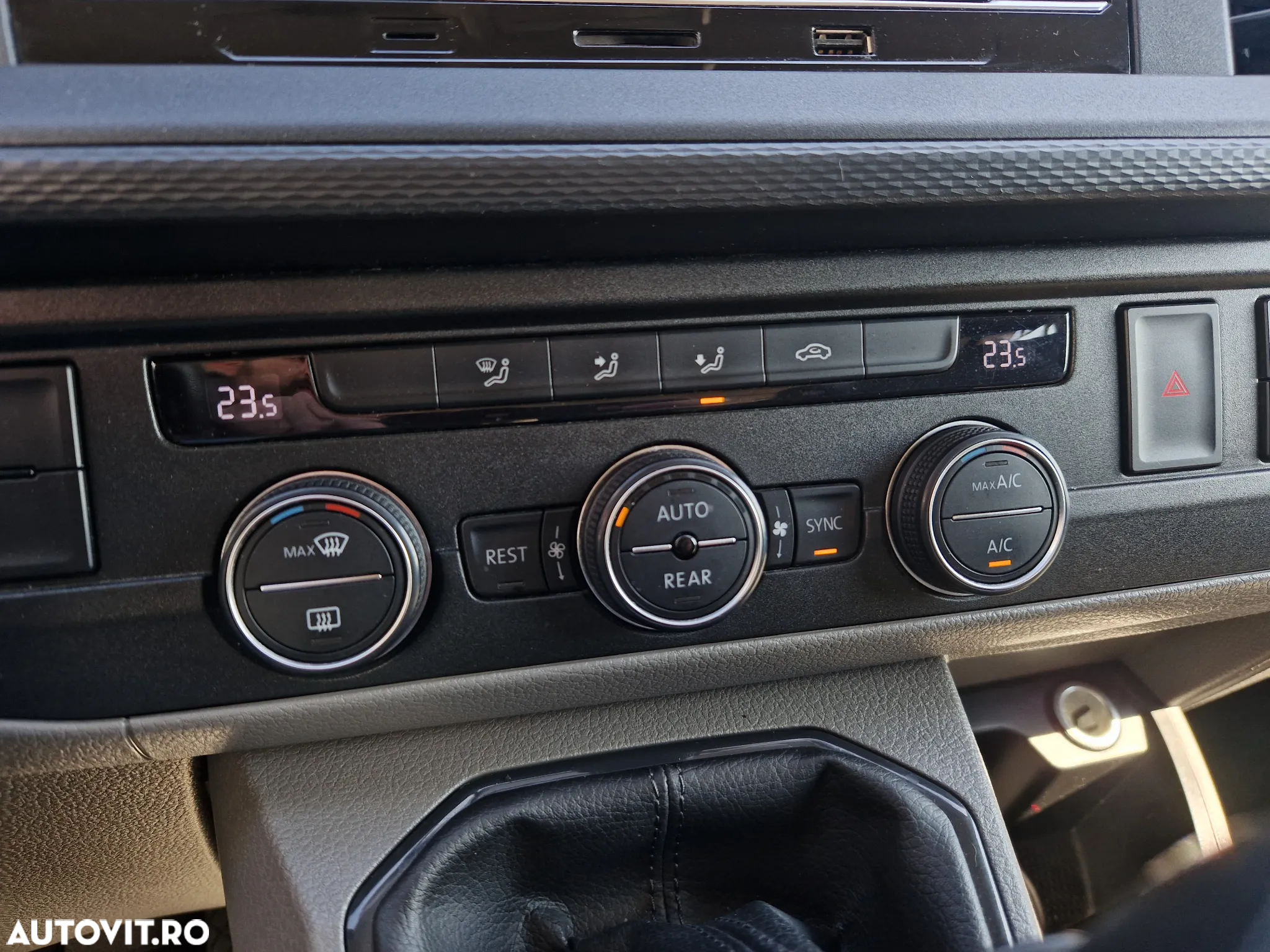 Volkswagen Caravelle - 14