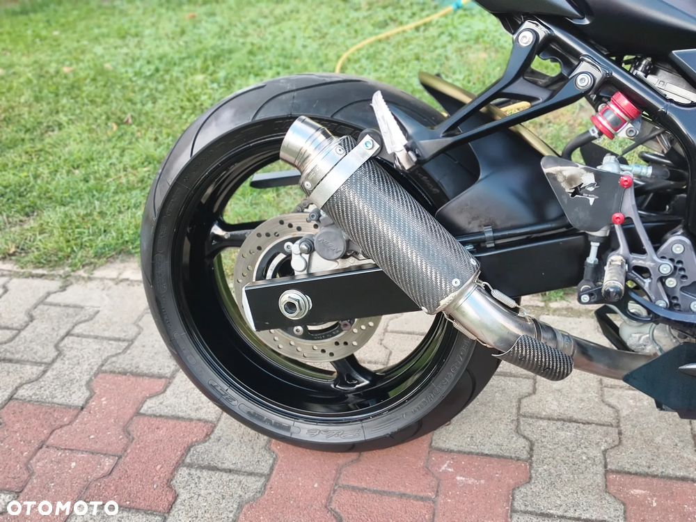 Suzuki GSR - 7