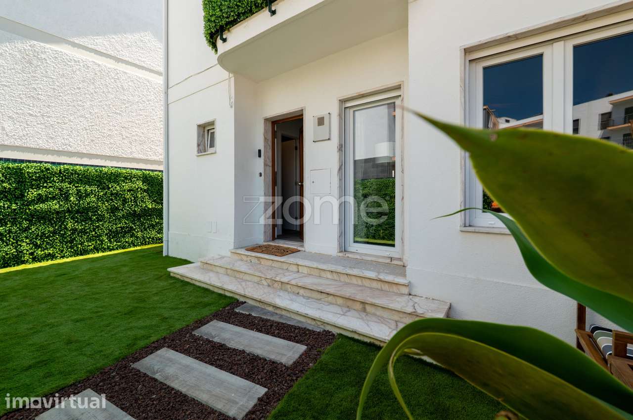Fantástica Moradia T3+1 Remodelada com Jardim e Terraço em Benfica - Grande imagem: 2/43