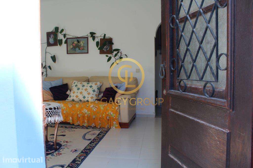 Moradia Tradicional com Garagem, Duas Entradas e Acesso por Duas Ru... - Grande imagem: 5/37