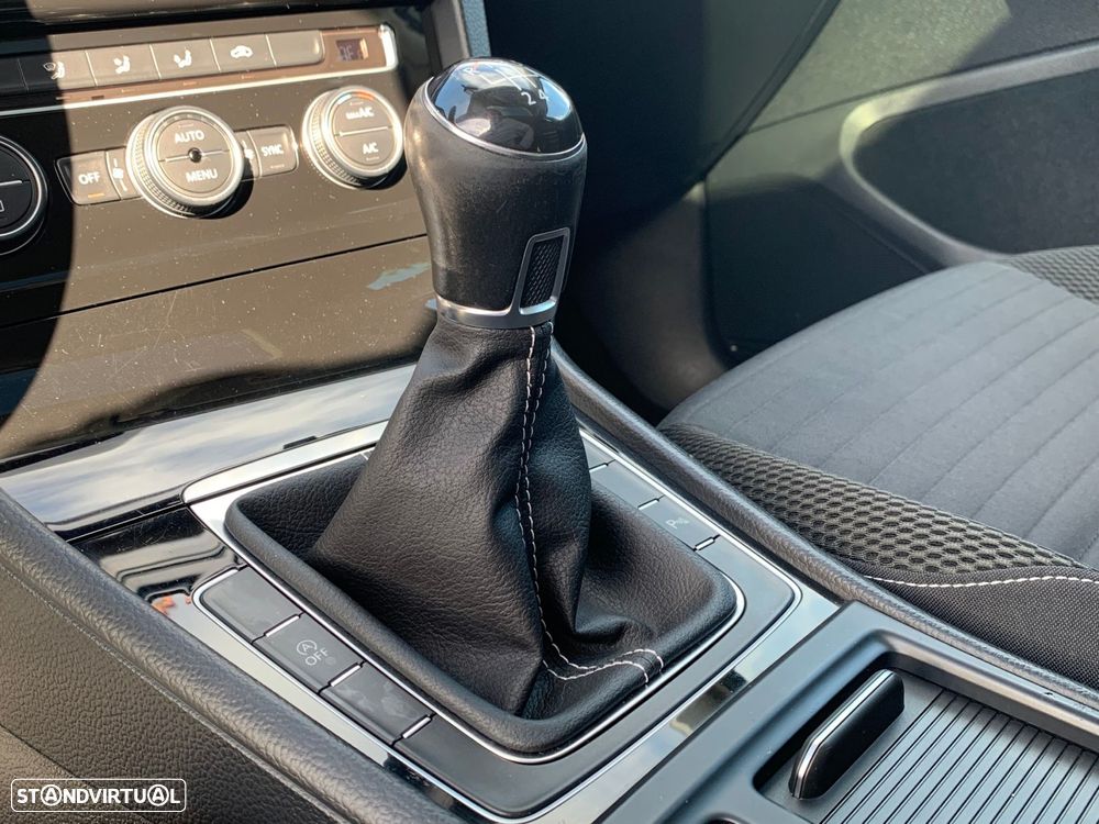 VW Golf 1.6 TDi R-Line - 34