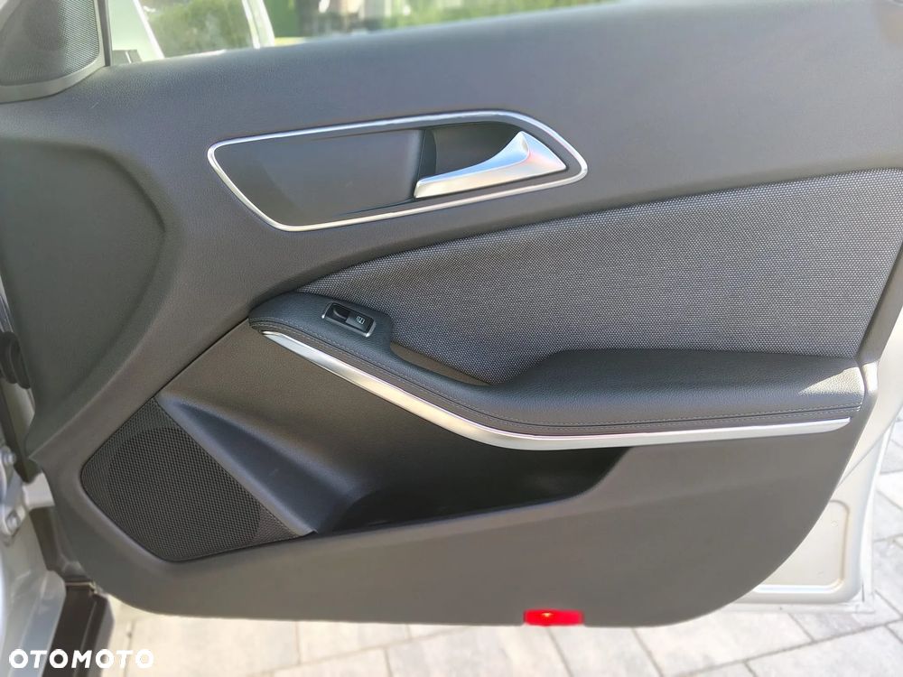Mercedes-Benz GLA 200 7G-DCT - 16
