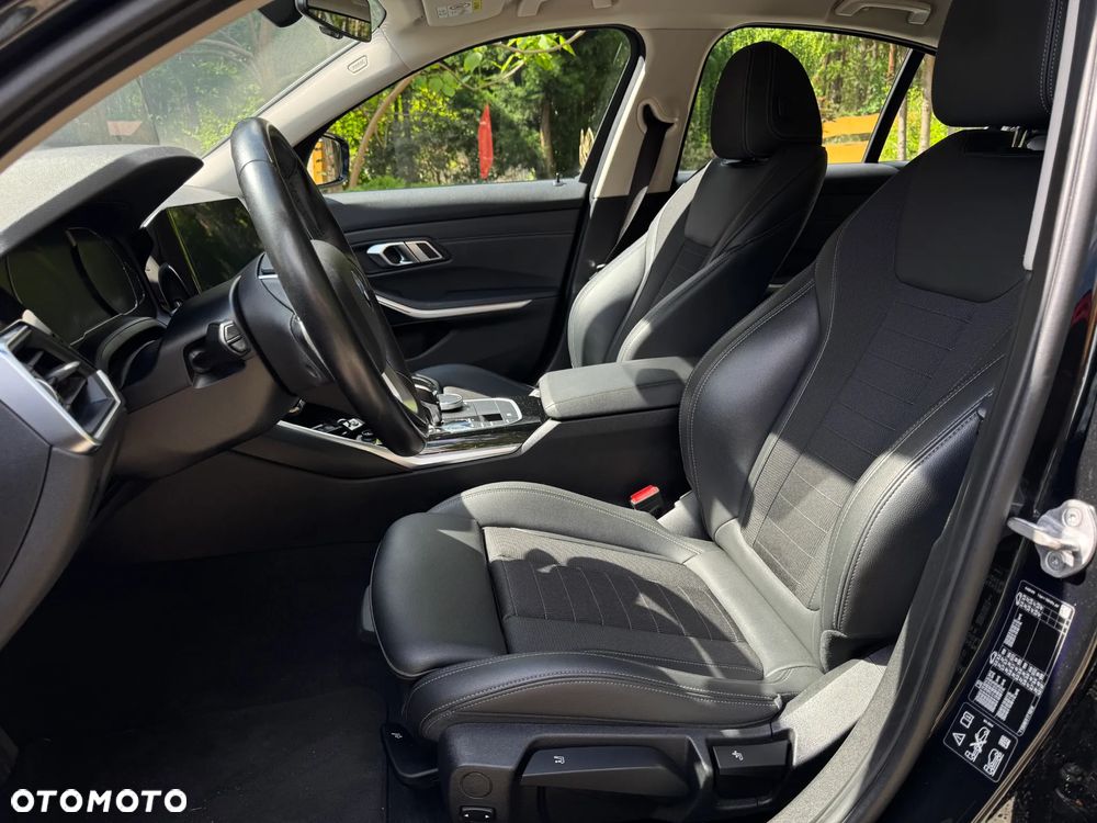 BMW Seria 3 320i xDrive Sport Line - 14