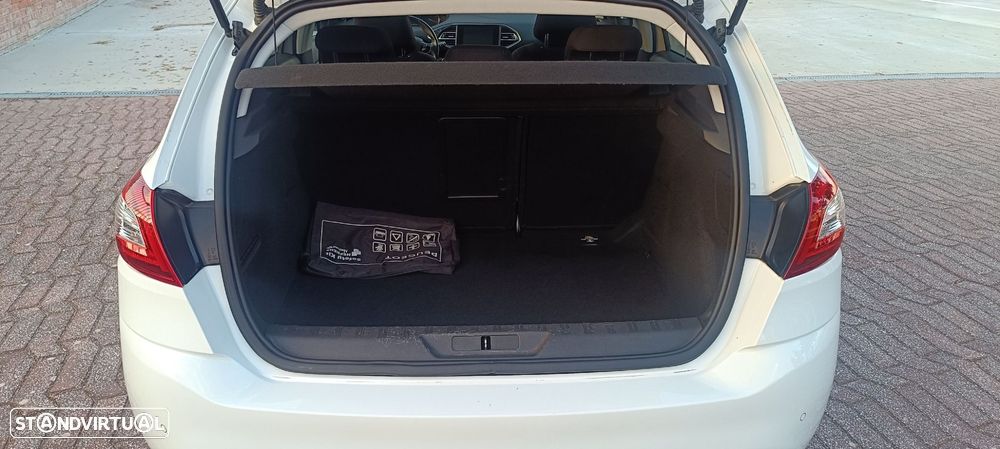 Peugeot 308 1.2 PureTech Allure J18 - 25