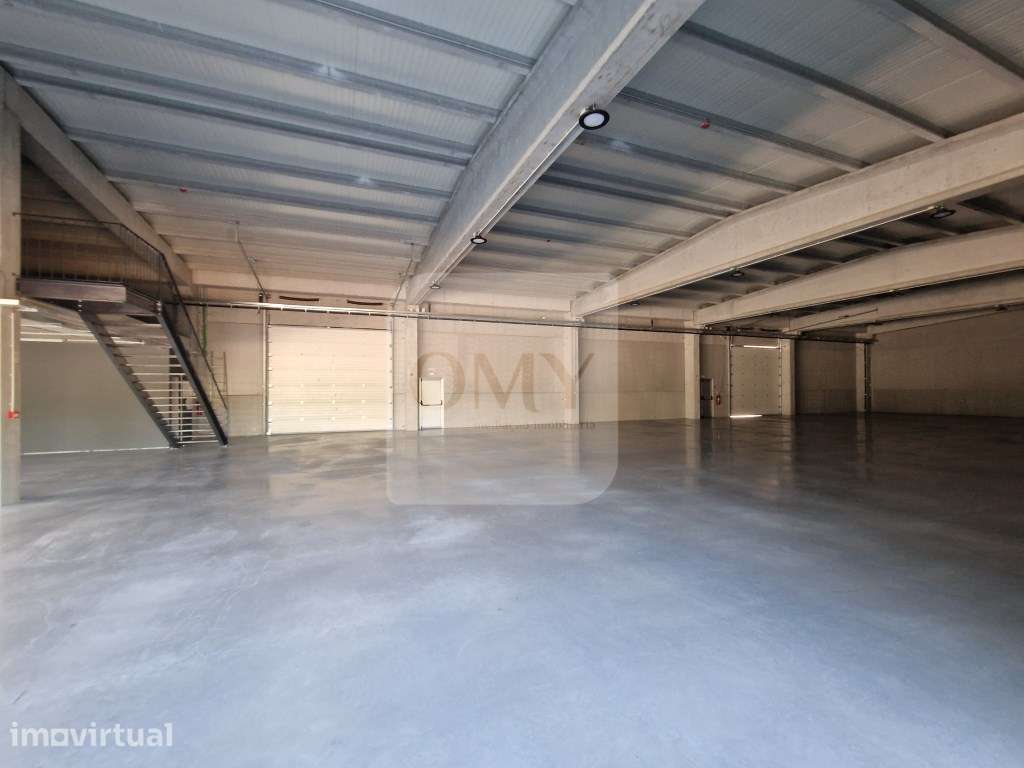 Armazém novo de 930 m2, com cais junto à Zona Industrial de Vila Real - Grande imagem: 2/13