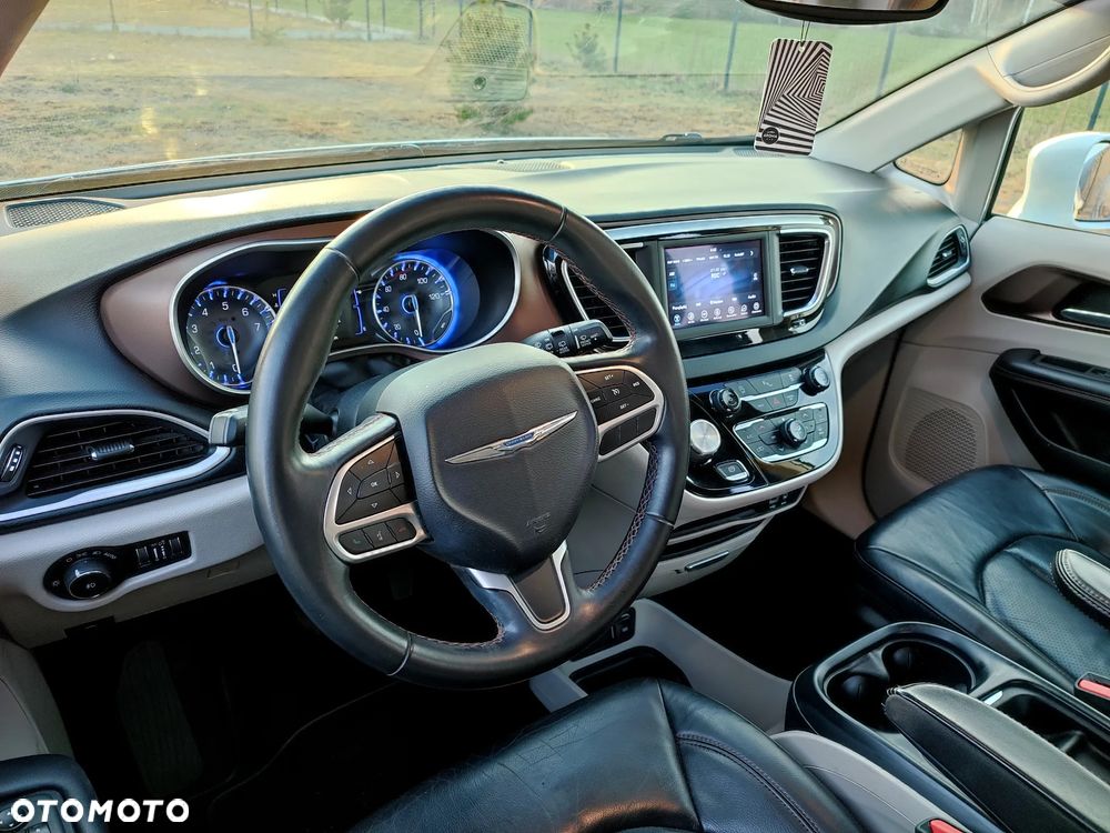 Chrysler Pacifica - 12