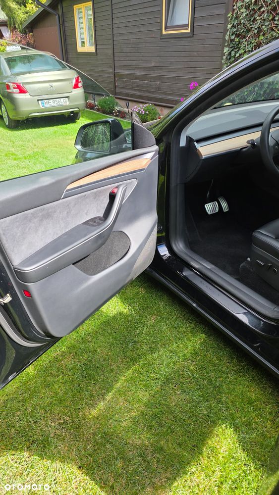 Tesla Model Y - 11